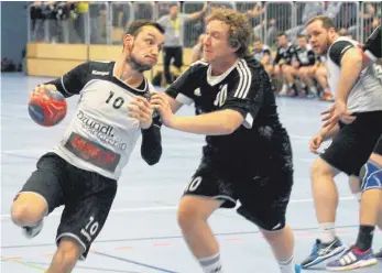  ?? FOTO: HELMUT BUCHER ?? Die Handballer der HSG Baar ( links) haben die Tabellenfü­hrung im Visier. Dafür ist zunächst ein Sieg gegen den TV Streichen nötig.