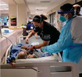  ?? Jessica Phelps/Staff file photo ?? ED Clinical Manager Kristina Sabo and Dr. Oscar Rivera help with a patient in the ER at Texas Vista Medical Center in 2021. The hospital closes May 1.