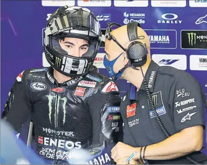  ?? FOTO: EFE ?? Maverick Viñales y su jefe técnico Esteban García
Cierran filas para evitar que les sigan dando consejos erróneos en su mismo box