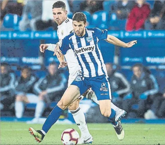  ?? FOTO: GETTY ?? Afianzado Brasanac intenta escapar de la presión de Sergio Ramos en el partido en el que el Alavés consiguió imponerse por la mínima al Real Madrid