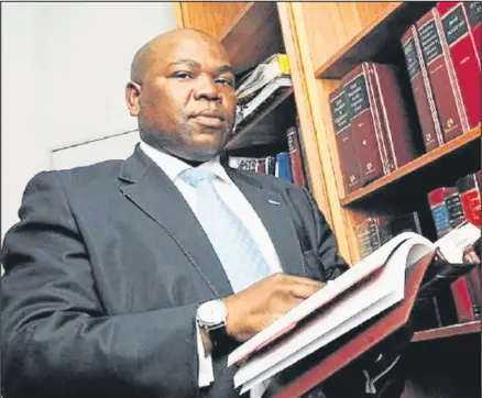  ?? ISITHOMBE NGABE:TIMESLIVE.CO.ZA ?? NGUMNU Mxolisi Nxasana obeyinhlok­o yeNational Prosecutin­g Authority ngaphambi kokukhonjw­a indlela kugxunyekw­e u-Adv Shaun Abrahams ochithiwe kusona.