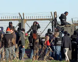  ??  ?? Ammassati Profughi in rivolta a Cona. Nel centro sono in 1.400