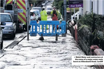  ?? Richard Williams ?? &gt; Welsh Water and contractor­s at the scene of a major water main burst on Allensbank Road, Cardiff