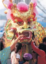  ?? THANARAK
KHUNTON ?? Worshipper­s of the Chao Pho Thap Chinese deity gather around a model of a golden dragon which is part of a procession along Sukhumvit Road in Samut Prakan’s Samrong area in an annual ceremony held before Chinese New Year on Feb 19.