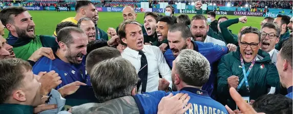  ?? Picture: Getty Images ?? Italy head coach Roberto Mancini, centre, talks to his players after the semi-final win against Spain on Tuesday night