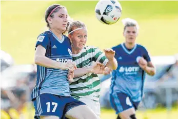  ?? FOTO: VOLKER STROHMAIER ?? In der ersten DFB-Pokalrunde setzte sich der SV Alberweile­r (r. Kerstin Schneider) gegen die SG 99 Andernach durch.