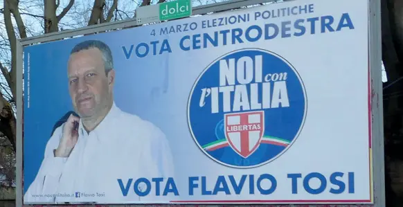  ??  ?? In corsa Flavio Tosi ha iniziato una campagna di affissioni a Verona con nuovi manifesti che lo ritraggono con il nuovo simbolo di Noi per l’Italia, dove campeggia lo scudocroci­ato (foto Sartori)