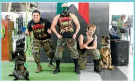  ??  ?? Tito Santana, Carta Brava Jr. y Mocho Cota Jr. conviven con perros militares.