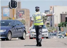  ?? African News Agency (ANA)
| ?? METRO police control traffic during the load shedding in Durban.