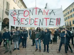  ??  ?? Sostenitor­i Attilio Fontana, candidato governator­e per il centrodest­ra, ha iniziato solo giovedì scorso la sua campagna girando per i territori della Lombardia