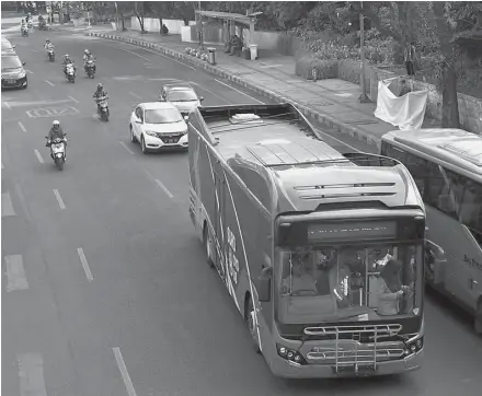  ?? PUGUH SUJIATMIKO/JAWA POS ?? KORIDOR BARU: Suroboyo Bus melintas di Jalan Basuki Rahmat. Pemkot menyurati DAMRI untuk melayani jalur Surabaya Utara ke selatan.