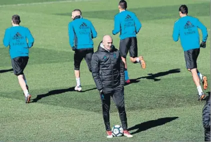  ?? FOTO: EFE ?? Zidane, en la sesión de ayer en Valdebebas Volverá a apostar por las rotaciones pensando en la visita del próximo 6 de marzo a París