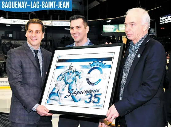  ?? PHOTO AGENCE QMI, ROGER GAGNON ?? Éric Fichaud a reçu un cadre souvenir pour souligner sa brillante carrière avec les Saguenéens de Chicoutimi. Fichaud (à gauche) a reçu le cadeau des mains de Marc Denis (vice-président des opérations hockey) et Richard Létourneau (président).