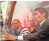  ?? FOTO: DPA ?? 22. Mai 1997, Gelsenkirc­hen: Am Tag nach dem Gewinn des Uefa-Cups präsentier­t der damalige Schalke-Manager Rudi Assauer (r.) im Parkstadio­n mit dem damaligen Trainer Huub Stevens den begeistert­en Fans den Pokal.