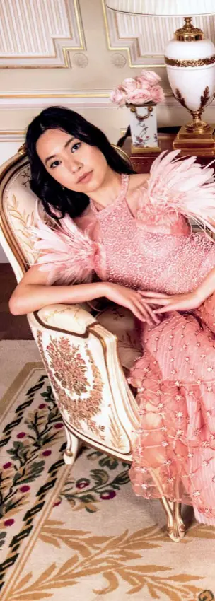  ??  ?? Pretty in pink. DARI KIRI: Rachel Yeoh dengan gaun dan sepatu FENDI COUTURE. Anting, CARTIER. Michelle Yeoh dengan gaun dan sepatu FENDI COUTURE. Cincin, CARTIER. BEAUTY BAZAAR: untuk pipi merah berseri, pakailah CLE DE PEAU BEAUTE Cream Blush dengan warna Pale Fig.