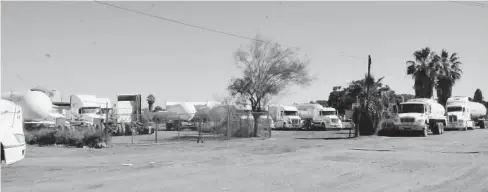  ?? FOTO: CARLOS PAULINO FONSECA ?? &gt; Una gran cantidad de pipas se encuentran en espera en la terminal de almacenami­ento y distribuci­ón de amoniaco de Pemex.