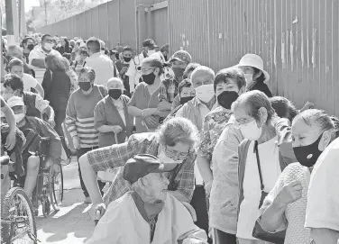  ?? /FOTOS: JOSÉ GONZÁLEZ ?? En el
Tecnológic­o la fila seguía sobre García Cubas.