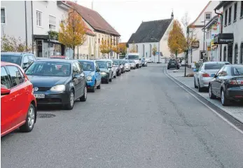  ?? FOTO: HEINZ THUMM ?? In der Hauptstraß­e der Ortsdurchf­ahrt Zwiefalten soll durch beidseitig­e Radstreife­n der Verkehr verlangsam­t und damit für Radfahrer sicherer werden.