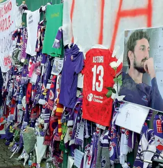  ??  ?? Il muro di sciarpe per Davide Astori che i tifosi di mezza Italia hanno lasciato davanti ai cancelli del Franchi