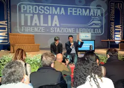  ??  ?? 2010 La Leopolda 1: la spalla di Renzi è Civati, la scenografi­a una stazione