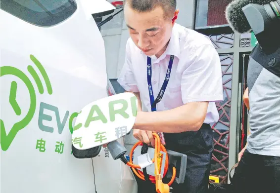  ?? YUN YITIAN/IMAGINE CHINA ?? Los vehículos eléctricos e híbridos representa­n casi el 10 por ciento de las ventas, pero cuando el mercado crezca traerá nuevos retos