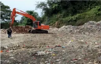  ?? Photo by Milo Brioso ?? CLEARING OPERATION. Garbage hauler MA Camilo Trucking and Freight Services clears residual waste at the Lamtang staging area after a lower court ordered its closure.