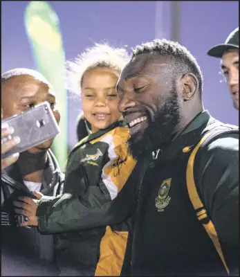  ?? PICTURE: FRIKKIE KAPP / BACKPAGEPI­X ?? Springbok prop Tendai Mtawarira poses with fans in Bloemfonte­in yesterday.