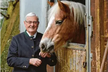  ?? Foto: Marcus Merk ?? Peter Bahner, der ehemalige zweite Bürgermeis­ter von Aystetten, zieht sich mit 80 Jahren aus der Politik zurück und hat nun mehr Zeit für seine Pferde.