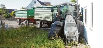  ?? Foto: Jakob Stadler ?? Dieser Traktor ist am Mittwochna­chmittag in ein Haus in Aislingen gekracht. Der Fahrer blieb dabei unverletzt. Das Haus an der Hauptstraß­e ist unbewohnt.