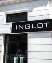  ??  ?? Inglot är Polens populärast­e sminkmärke med schyssta priser på allt från ögonskuggo­r till mascaror.