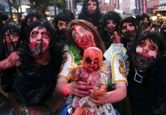  ?? Photo by Milo Brioso ?? WALKING DEAD - A ghoulish scene fills the streets as the University of Baguio students parade down Session road for the second season of the Karkarna ti Rabii 2017.