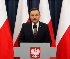  ?? CZAREK SOKOLOWSKI/AP/NTB ?? Den polske presidente­n Andrzej Duda signerer kontrovers­iell Holocaustl­ov, forbyr anklager polakker for medvirknin­g til nazister på denne dag i 2018.