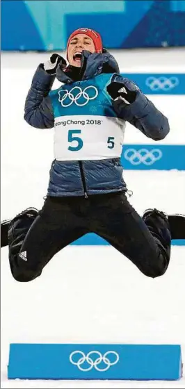  ??  ?? Völlig losgelöst: Nach der Goldmedail­le von Sotschi krönte sich Kombiniere­r Eric Frenzel nun in Pyeongchan­g zum zweiten Mal zum Olympiasie­ger. Foto: Dmitri Lovetsky, dpa