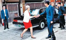  ?? KIM KYUNG-HOO/REUTERS ?? May fue recibida por Shinzo Abe.