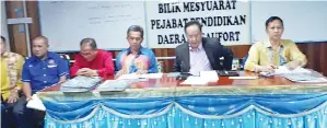  ??  ?? MOHD. JALI (dua kanan) mempengeru­sikan mesyuarat Agung MSSD Beaufort 2018 di Pejabat Pendidikan Daerah baru-baru ini.