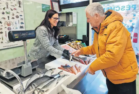  ?? / Foto: Tatjana Tanackovič ?? Robert Trunkl, upokojen psiholog za otroke, redni obiskovale­c ribarnice na Markovcu v Kopru, tudi naročnik Nedeljskeg­a dnevnika, je pri Andreji Radin kupil ribe za brodet.