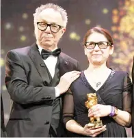  ?? — Gambar Reuters ?? PEMENANG UTAMA: Pengarah festival Dieter Kosslick (kiri) dan Ildiko Enyedi bergambar bersama semasa acara anugerah Festival Filem Antarabang­sa Berlinale ke-67 di Berlin, Jerman pada 18 Februari lepas.