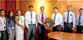  ??  ?? Team Sustainabi­lity of DFCC bank presents the Reusable Bag to DFCC Bank CEO Lakshman Silva