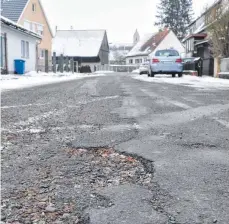  ?? FOTOS: BARBARA BAUER ?? Die Sanierung der Wielandstr­aße steht auf der Prioritäte­nliste ganz oben – und auch die Treppe am Bohlerweg in Hundersing­en wird ausgebesse­rt.