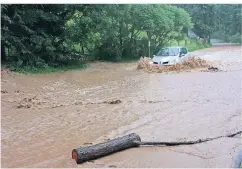  ?? Die starken Regenfälle haben auch zu schweren Überschwem­mungen in Solingen geführt. FOTO: MELCHIOR ??