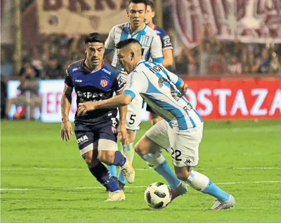  ?? JOSE ALMEIDA ?? Falto de ritmo. Centurión encara ante Acevedo. su única intervenci­ón positiva, el corner que derivó en el 1 a 0 parcial para Racing.