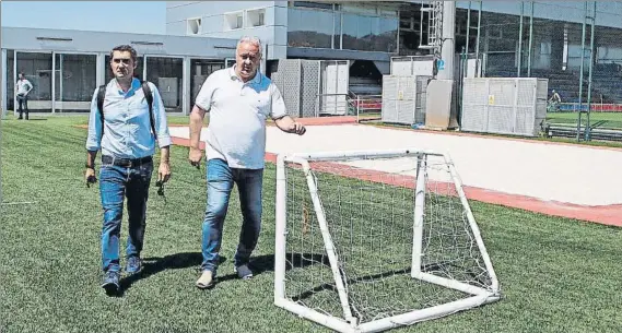  ?? FOTO: FCB ?? Carles Naval hizo de anfitrión a Ernesto Valverde el día de su presentaci­ón pero será hoy cuando comience a conocer en profundida­d las instalacio­nes de la Ciutat Esportiva Joan Gamper