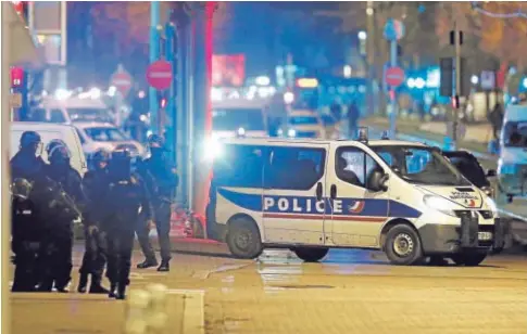  ??  ?? Agentes de la Policía francesa en el barrio de Meinau, en Estrasburg­o, donde fue abatido ayer el terrorista