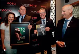  ??  ?? 2
Bolsonaro e o ministro Bento Albuquerqu­e (Minas e Energia) exibem as edições da revista VOTO nas quais foram capa, ao lado do ministro Luiz Eduardo Ramos (Secretaria de Governo)