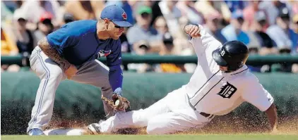  ?? Carlos Osorio/THE ASSO
CIATED PRESS ?? Toronto Blue Jays third baseman Brett Lawrie tags out Detroit Tigers runner Ben Guez on Tuesday.