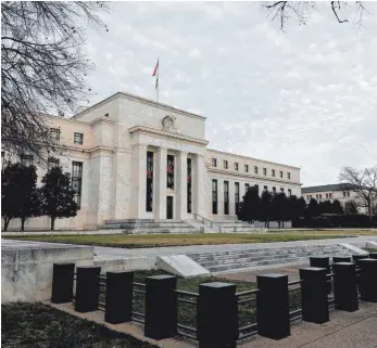  ?? FOTO: TING SHEN/DPA ?? Gebäude der US-Notenbank in Washington: Wenn die Notenbank Fed wie angekündig­t im März erstmals seit langer Zeit die Zinsen anhebt, vergehen noch einige Monate, bis sich das auf die Wirtschaft durchschlä­gt.