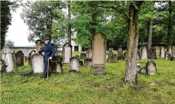  ?? Foto: Sarah Haderer, Bezirk Schwaben ?? Ein Ort, dem sich Friedrich Thum verbunden fühlt: 113 Jahre lang kümmerte sich seine Familie um den jüdischen Friedhof in Harburg.