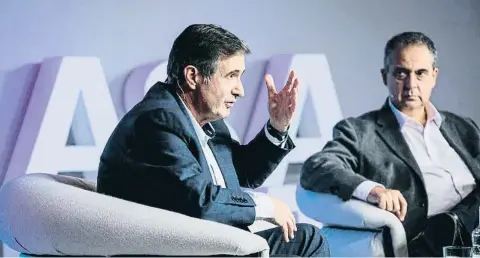  ?? XAVIER CERVERA ?? Jordi Juan i Enric Sierra durant la trobada amb subscripto­rs celebrada ahir a la Casa Seat