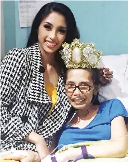  ??  ?? ‘SHE’S MY QUEEN’ — Miss Baguio 2018 Trizha Bartolome Ocampo puts crown she won on the head of her cancer-stricken mother, Lilybeth, whom she declares her ‘queen and source of strength’ a few days before she passed away on October 12. (Zaldy C. Comanda)