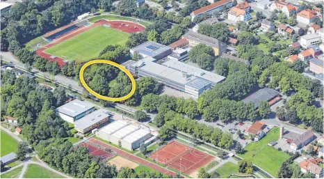  ?? FOTO: AXEL HÄSLER/STADT WANGEN ?? Der Bereich des Parkplatze­s am Kanalweg am Gelände des Berufliche­n Schulzentr­ums (gelb umrandet) ist nicht nur der Favorit der Stadtverwa­ltung als Standort für eine neue Sporthalle. Auch die Vereine haben in einer Umfrage mehrheitli­ch dafür votiert....